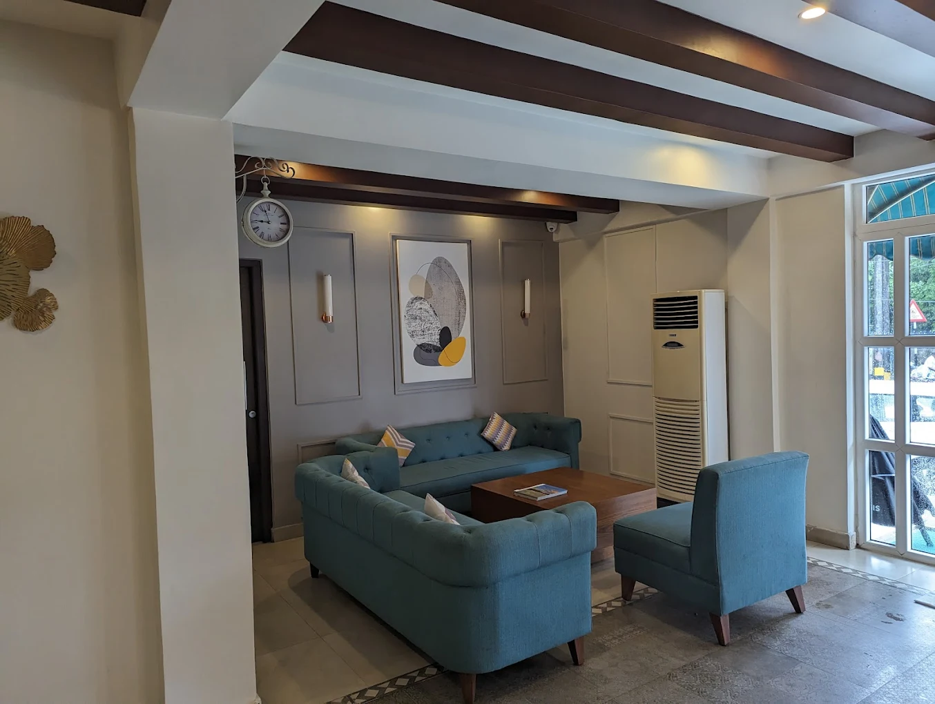 Hotel Diviyum Manor sitting area.webp